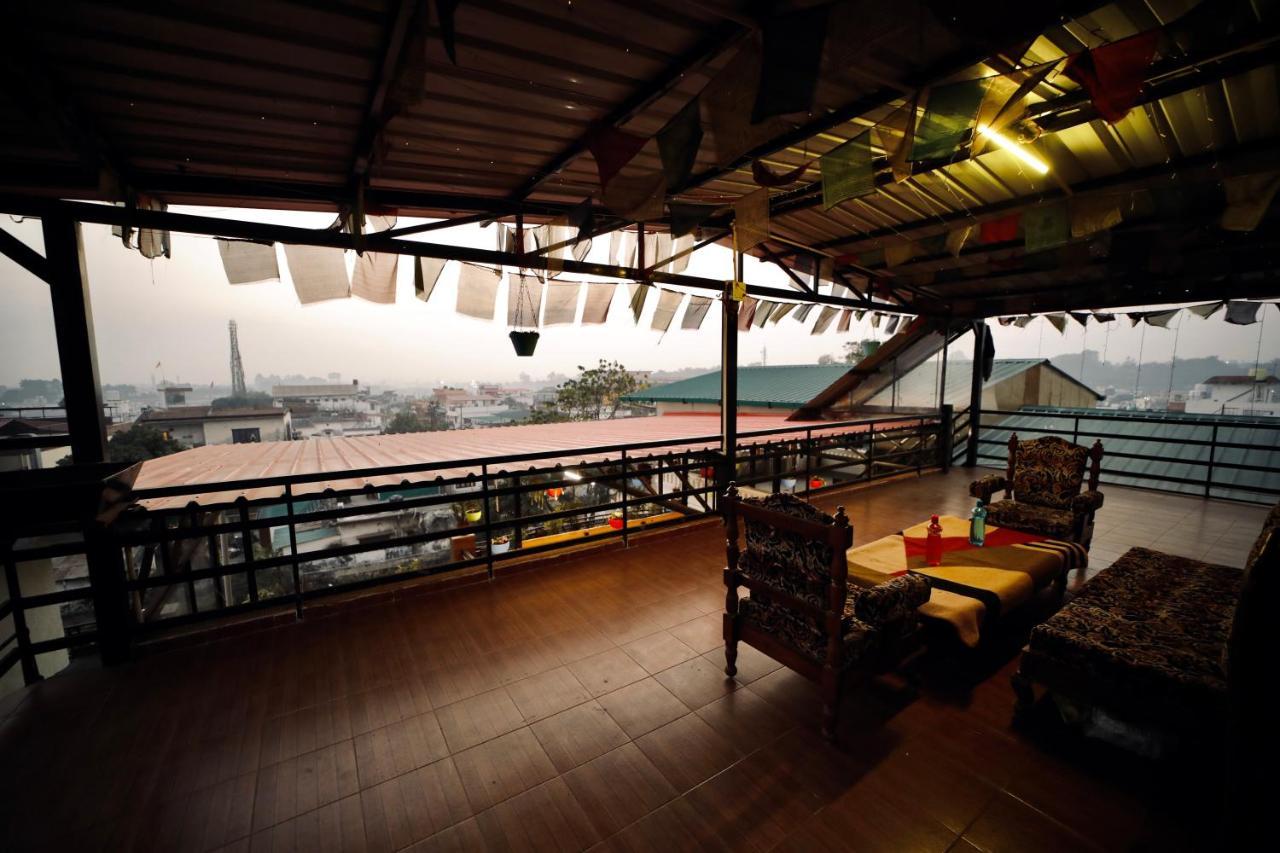 The Location, A Penthouse Hotel Dehradun Luaran gambar