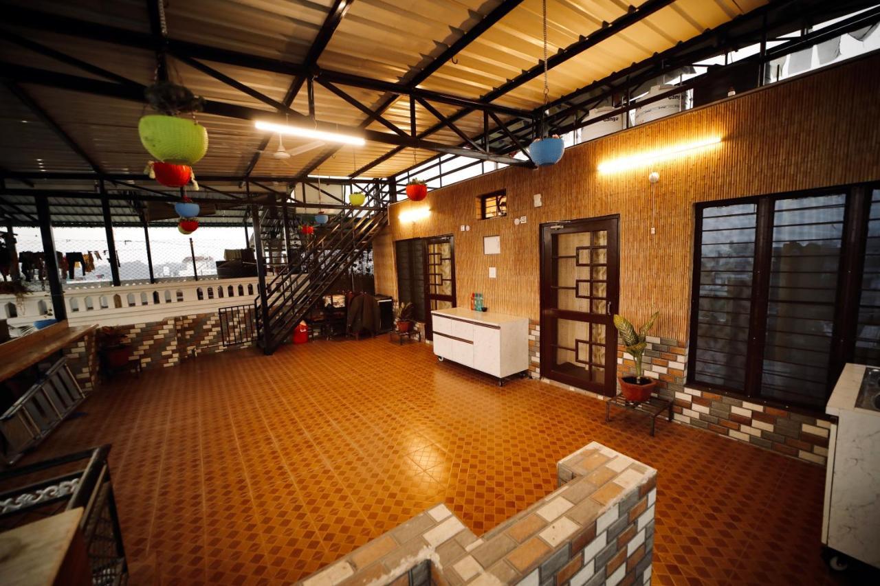 The Location, A Penthouse Hotel Dehradun Luaran gambar