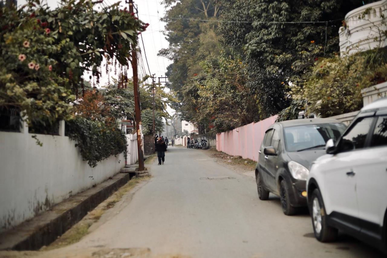 The Location, A Penthouse Hotel Dehradun Luaran gambar