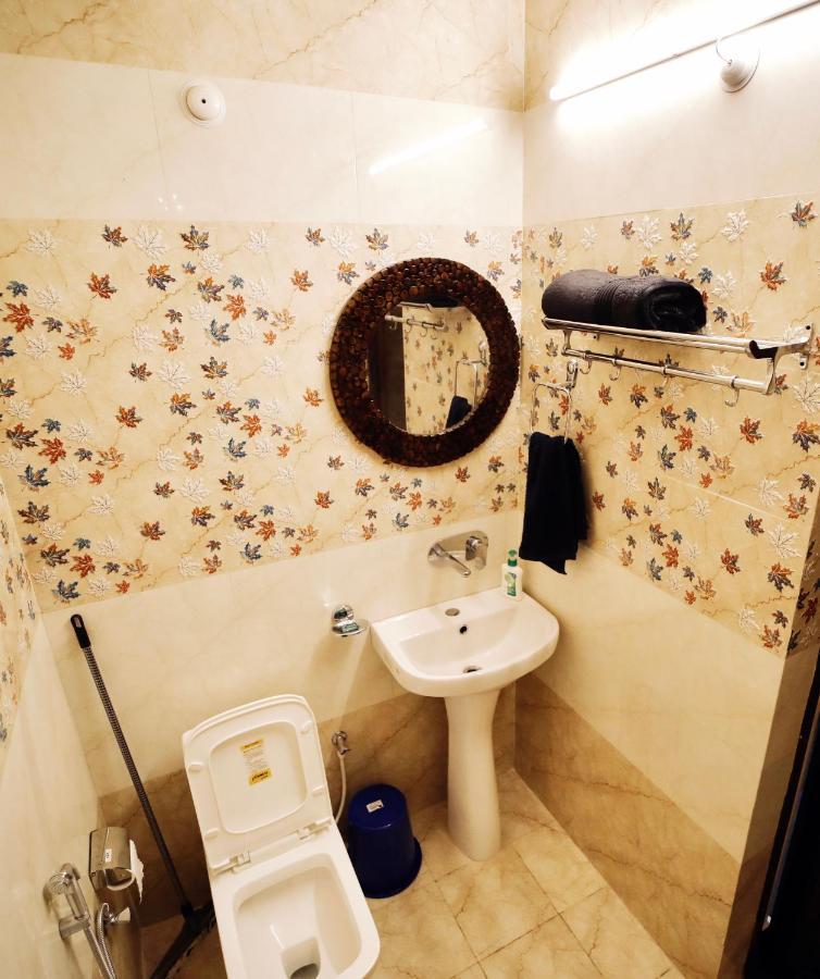 The Location, A Penthouse Hotel Dehradun Luaran gambar