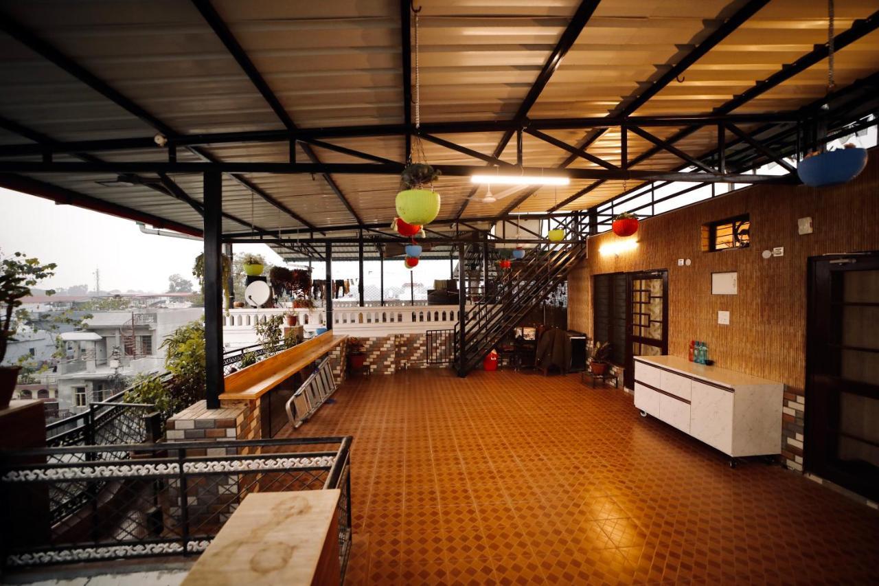 The Location, A Penthouse Hotel Dehradun Luaran gambar